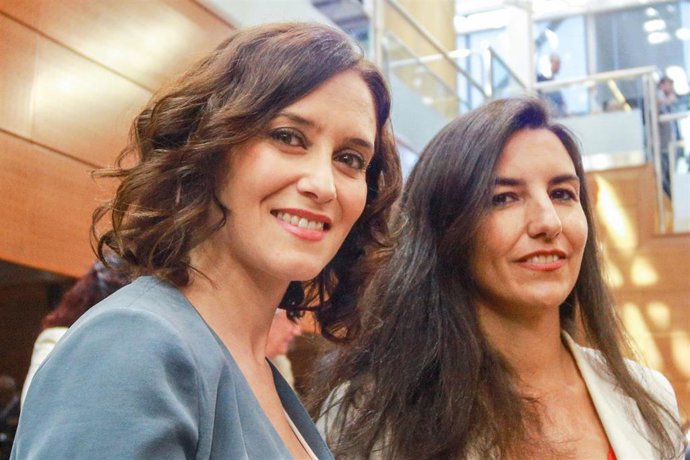 Imagen de archivo de la presidenta de la Comunidad, Isabel Díaz Ayuso y la portavoz de Vox en la Asamblea de Madrid, Rocío Monasterio, en la Asamblea de Madrid.