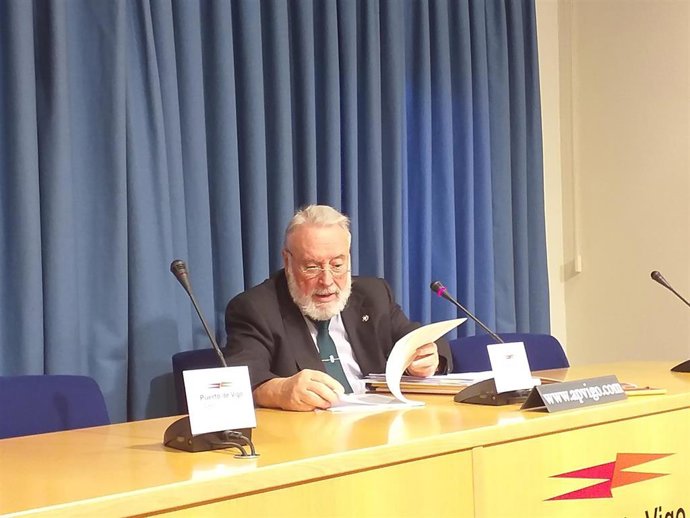 El presidente de la Autoridad Portuaria de Vigo, Enrique López Veiga, en una rueda de prensa tras la reunión del Consejo de Administración del Puerto.