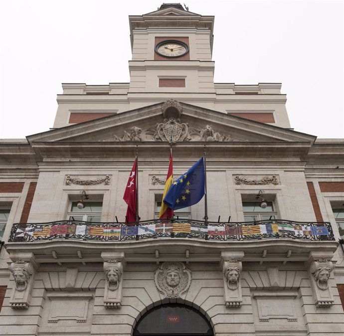 Real Casa de Correos con todas las banderas de las CCAA