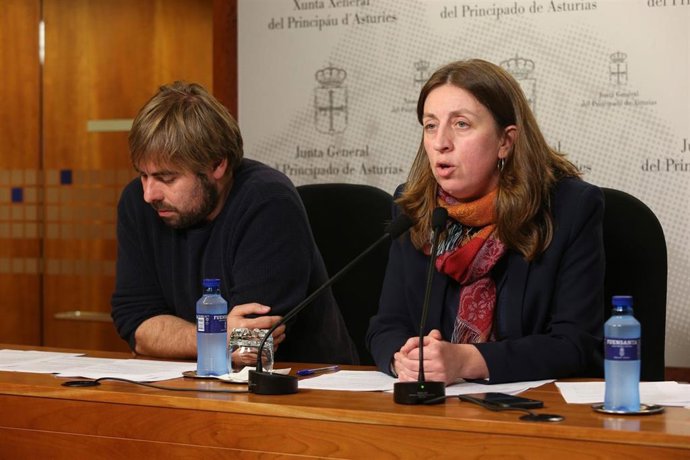 Los diputados de Podemos Daniel Ripa y Lorena Gil