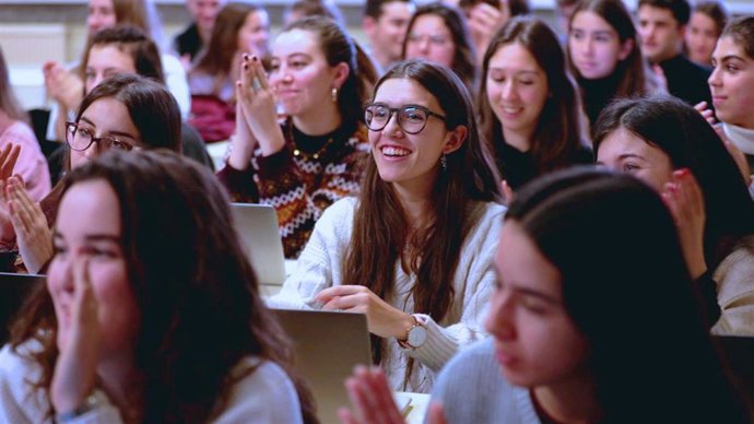 Revlon ayuda a muchos jóvenes a vivir intesamente