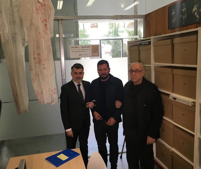 N la imagen, el director general del Instituto de las Industrias Culturales y las Artes, Juan Antonio Lorca; el responsable del Centro Párraga, Sergio Polán; y el profesor y comisario Alberto Caballero