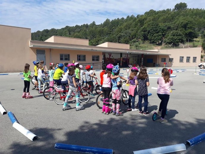 Nens en un parc d'educació vial d'Eivissa