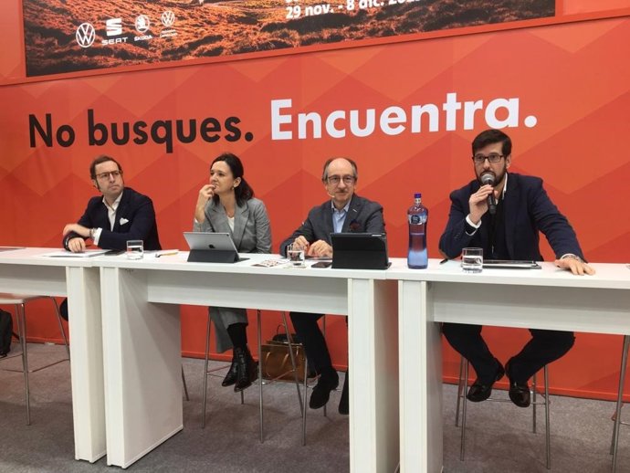 Los responsables de la marca en Seat y el Grupo Volkswagen, Arantxa Esteban y Antonio García, en el centro