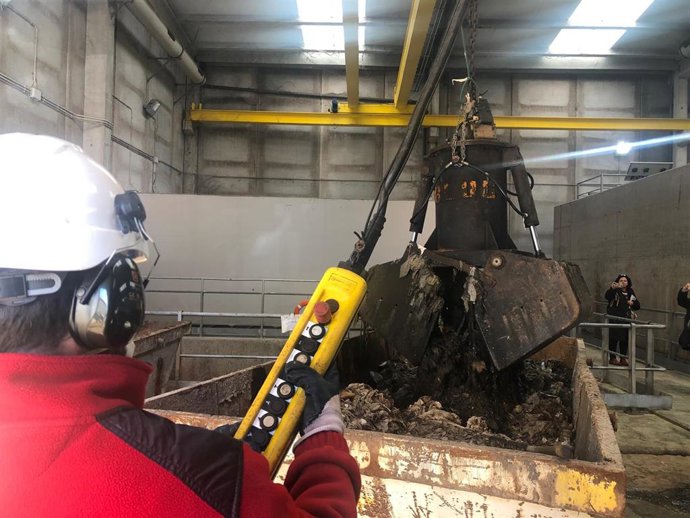 Residuos sólidos de cañerías retirados por el Canal de Isabel II