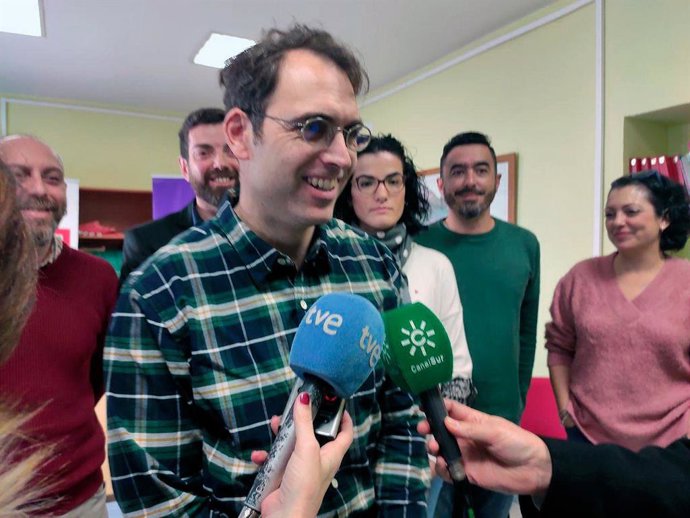 El coordinador general de IU Andalucía, Toni Valero, atendiendo a los periodistas en Jaén