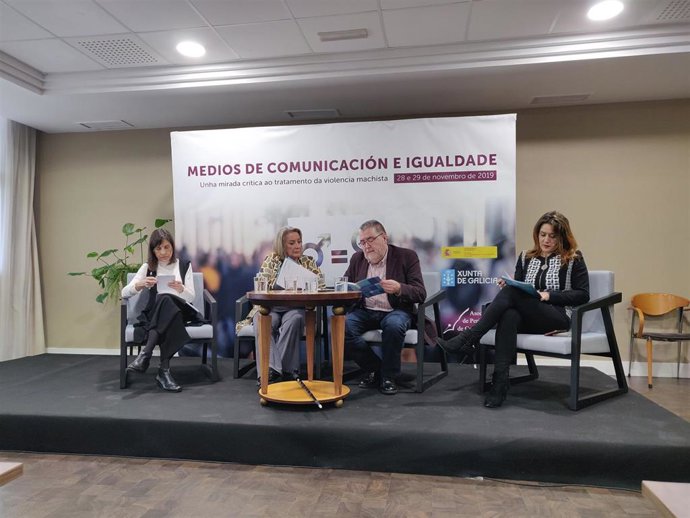 Mesa redonda de las periodistas Anabel Díez, Esther Esteban y Esther Jaén (de izquierda a derecha)
