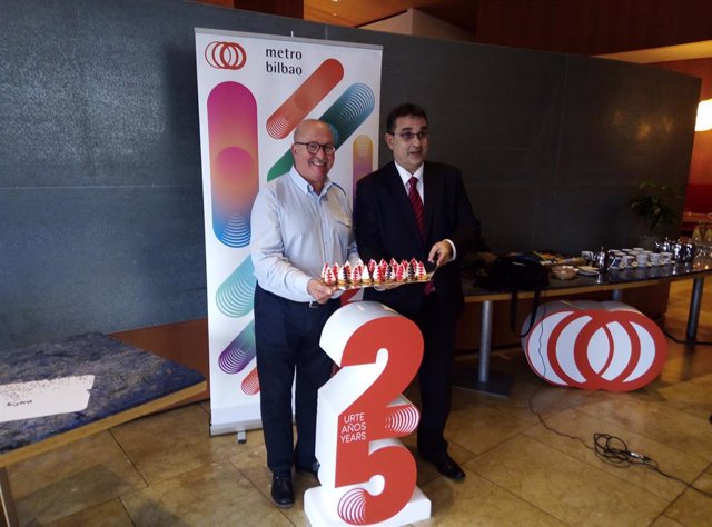 El director gerente de Metro Bilbao, Eneko Arruebarrena, y el presidente del Gremio de Artesanos de Pastelería de Bizkaia, Manuel Angulo, durante la presentación del reparto de 8.000 carolinas con motivo del 25 aniversario del metropolitano.