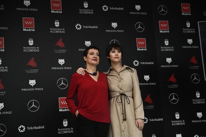 La presidenta de la AIC, María Guerra (i),  y la actriz Greta Fernández (d), posan en la presentación de los nominados a los Premios Feroz en la Consejería de Cultura y Turismo de la Comunidad, en Madrid (España).