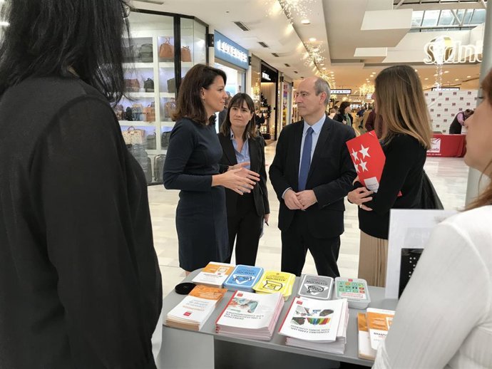 La directora general de Comercio y Consumo de la Comunidad de Madrid, Marta Nieto, visita los stands informativos sobre la campaña de Black Friday