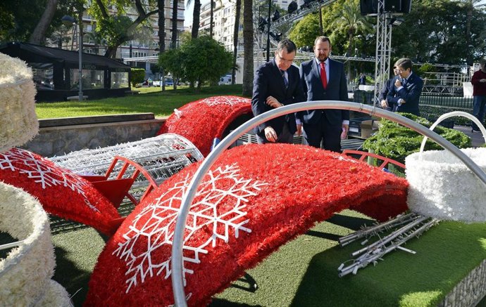 Arranca el montaje del Gran Árbol de Navidad del Ayuntamiento de Murcia