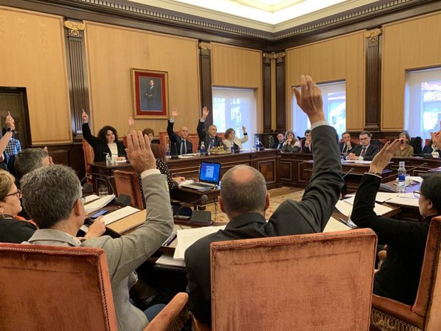 El pleno del Ayuntamiento de León aprueba inicialmente los presupuestos con los votos a favor del PSOE, Podemos-Equo y UPL y los votos en contra del PP y Ciudadanos.