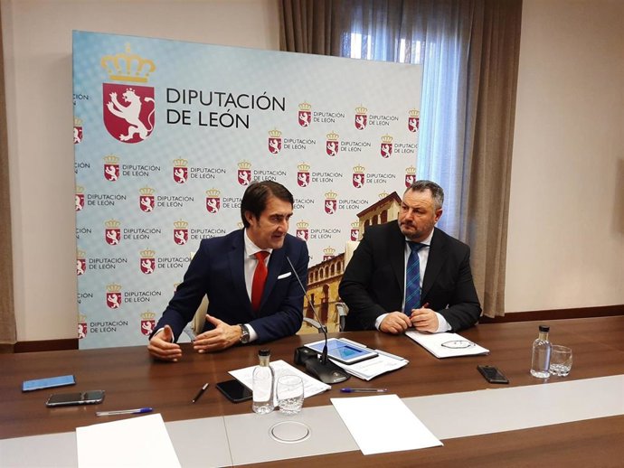 El consejero de Fomento y Medio Ambiente, Juan Carlos Suárez-Quiñones, en la comparecencia de prensa junto al presidente de la Diputación de León, Eduardo Morán.