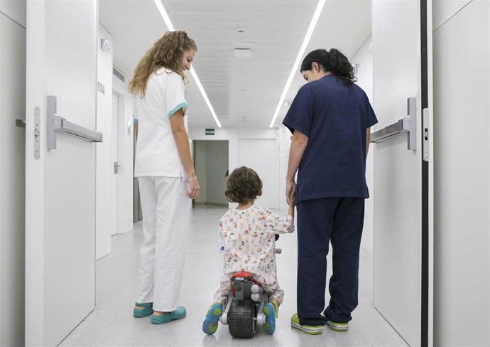 Quirónsalud Murcia mejora la experiencia del paciente infantil con réplicas de motos GP