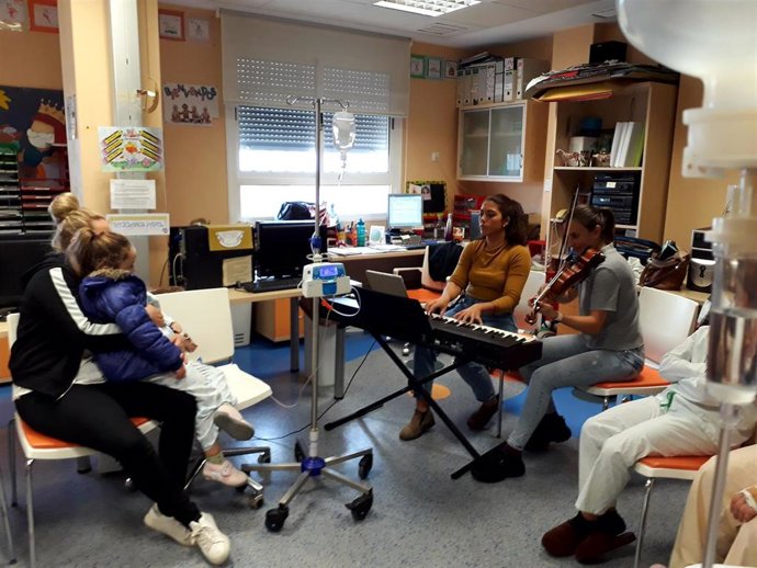El aula hospitalaria del Valme finaliza con musicoterapia sus actividades de noviembre