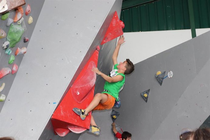 Un joven en el Campeonato de España de Escalada Infantil y Cadete en Plasencia (Cáceres).