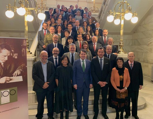 Foto de familia de los asistentes a la presentación del Centenario Delibes.