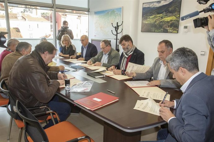 El vicepresidente y consejero de Universidades, Igualdad, Cultura y Deporte, Pablo Zuloaga, firma el convenio de colaboración con varios ayuntamientos para el programa de recursos educativos