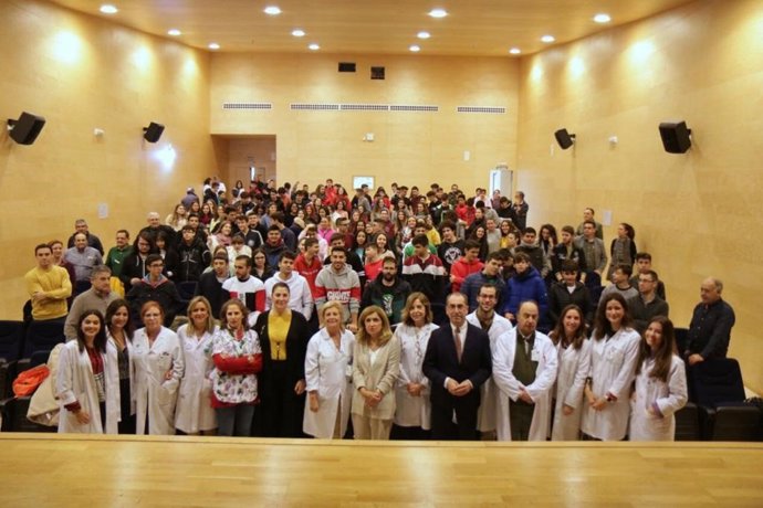 Botella (centro), en las jornadas 'Buenos hábitos para un futuro saludable'