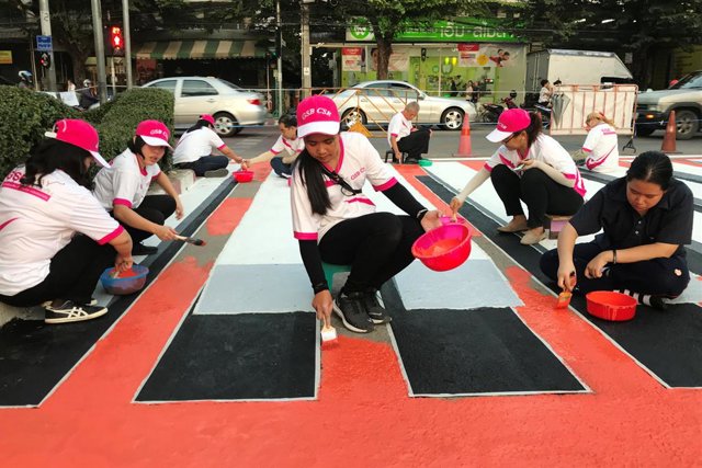 Un grupo de voluntarios pinta un paso de peatones en 3D en Bangkok