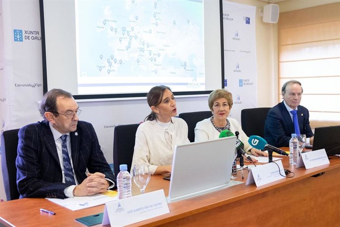 La conselleira de Educación, Universidade e Formación Profesional, Carmen Pomar, y la directora de la Axencia para a Calidade do Sistema Universitario de Galicia (Acsug), Patrocinio Morrondo, en rueda de prensa.