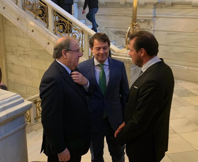 Juan Vicente Herrera (dcha) conversa con Alfonso Fernández Mañueco y Óscar Puente.