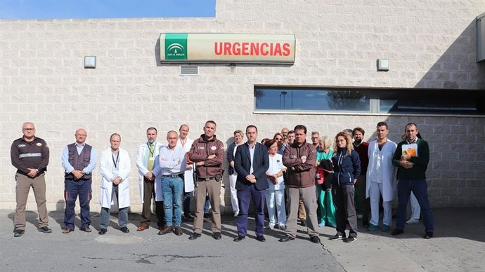 Concentración de repulsa por la agresión a un vigilante de seguridad del hospital Juan Ramón Jiménez.