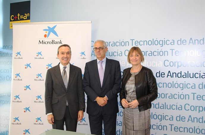 El presidente de MicroBank, Juan Carlos Gallego, el director general de CTA, Elías Atienza Alonso, y la directora territorial de CaixaBank en Andalucía Occidental, María Jesús Catalá, han firmado el convenio de colaboración.