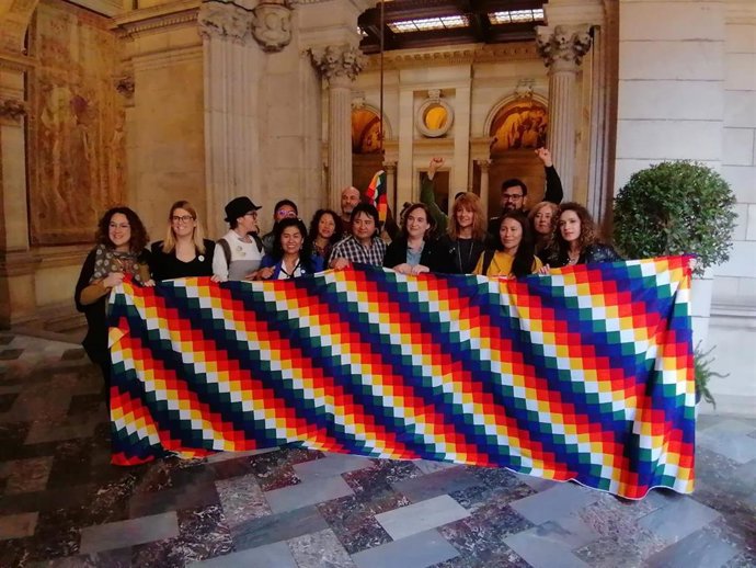Ada Colau, Laia Bonet, Elsa Artadi, Laura Pérez y Gemma Sendra con miembros de la comunidad boliviana en Barcelona