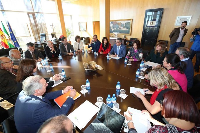 Reunión de la Comisión Permanente de Turismo Costa del Sol en la Diputación de Málaga, presidida por Francisco Salado.