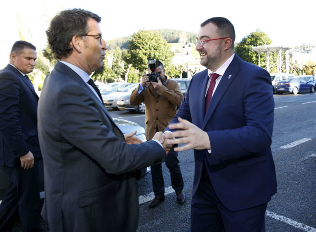 Los presidentes de Asturias y Galicia, Adrián Barbón y Alberto Núñez Feijoo, en los Encuentros del Eo