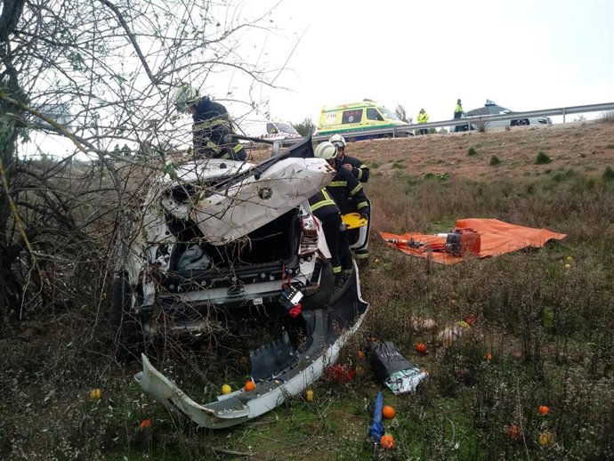 Los bomberos del SEPEI actúan tras un accidente de tráfico en la A-30 en Pozo Cañada