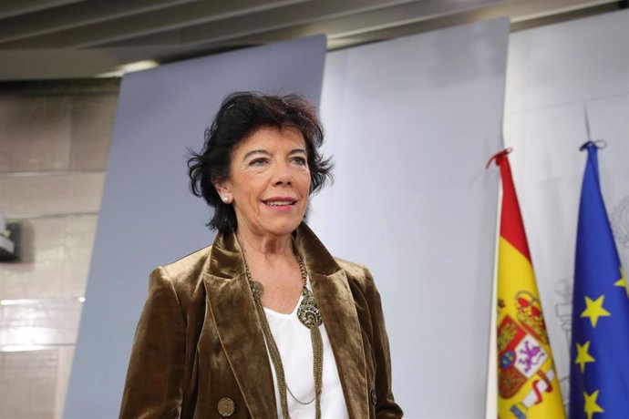 La ministra Portavoz, y de Educación y Formación Profesional en funciones, Isabel Celaá, comparece ante los medios de comunicación, tras la reunión del Consejo de Ministros en Moncloa, en Madrid (España), a 29 de noviembre de 2019.