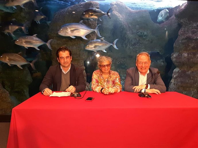 El director gerente del Acuario de Gijón, Alejandro Beneit, la alcaldesa gijonesa, Ana González, y el concejal de Medio Ambiente, Aurelio Martín