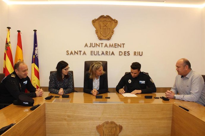 El nuevo agente toma posesión de su cargo.