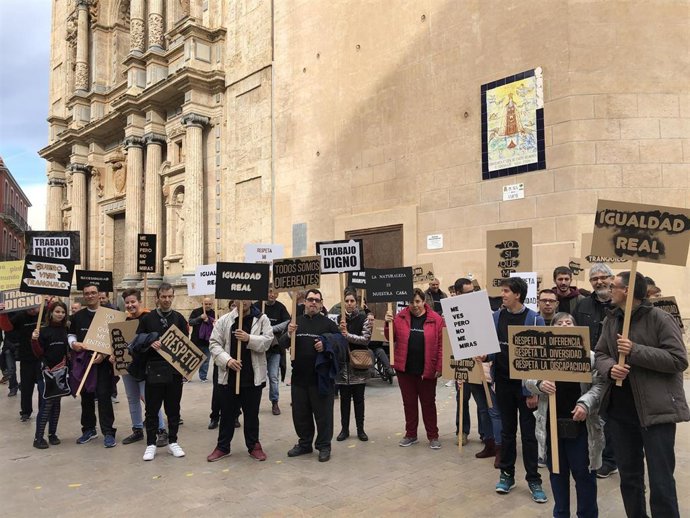 La acción 'No soy un bicho raro', promovida por la Asociación In -Arte en colaboración con el Consorci de Museus y el artista Ernesto Casero,