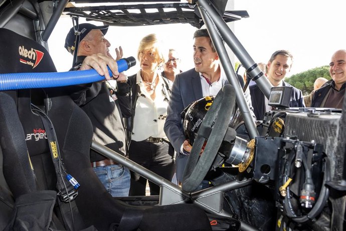 El vicepresidente de Cantabria y consejero de Universidades, Igualdad, Cultura y Deporte, Pablo Zuloaga, y la titular de Educación, FP y Turismo, Marina Lombó, con el piloto Chus Puras