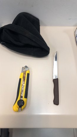 Material intervenido en el hombre que ha amenazado a viandantes en Palma