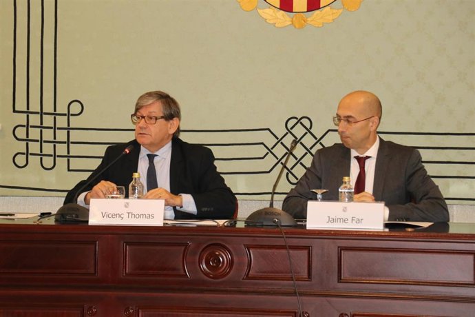 El presidente del Parlament, Vicen Thomas, y el director de la Oficina de Prevención y Lucha contra la Corrupción de Baleares, Jaume Far, en el Parlament
