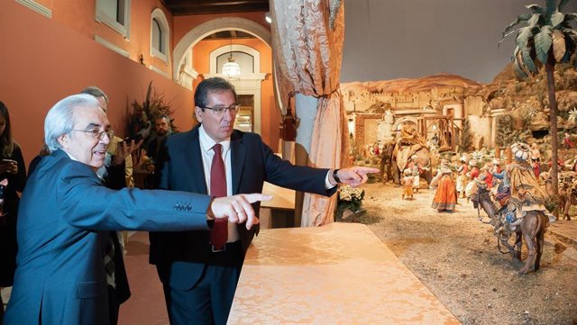 El presidente de la Fundación Cajasol, Antonio Pulido, y el belenista Luis Garduño presentan el Belén Monumental 'Ya vienen los Reyes'.