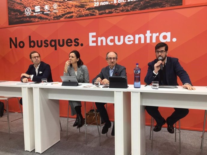 Els responsables de la marca Seat i el Grup Volkswagen, Arantxa Esteban i Antonio García, al centre