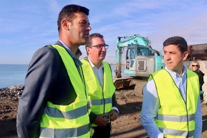 Manuel Andrés González visita las obras del puerto de Punta del  Moral.