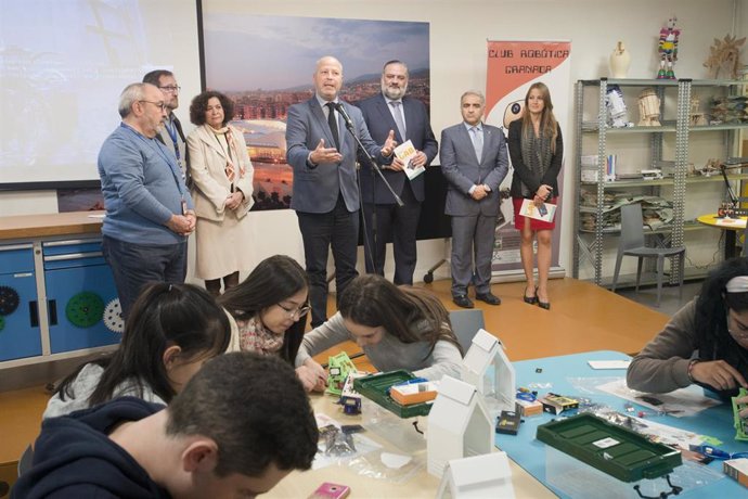 Imagen de la visita del consejero Javier Imbroda al laboratorio 'Open Lab' del Parque de las Ciencias