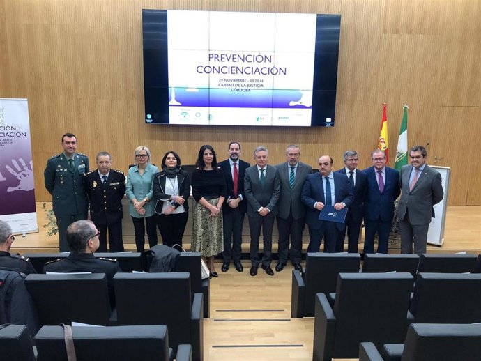 Autoridades en la inauguración el curso 'Prevención y Concienciación'
