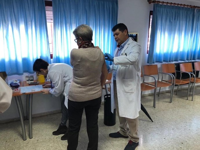 Un profesional vacuna a una mujer