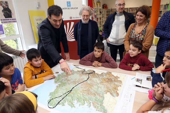 Román Rodríguez participando en la Semana Escolar do Camiño de Santiago en el CEIP Barouta