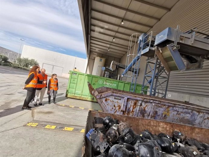 La presidenta del Consell de Mallorca, Catalina Cladera, y la vicepresidenta y consellera de Sostenibilidad y Medio Ambiente, Aurora Ribot, han visitado este viernes las instalaciones del MAC insular.