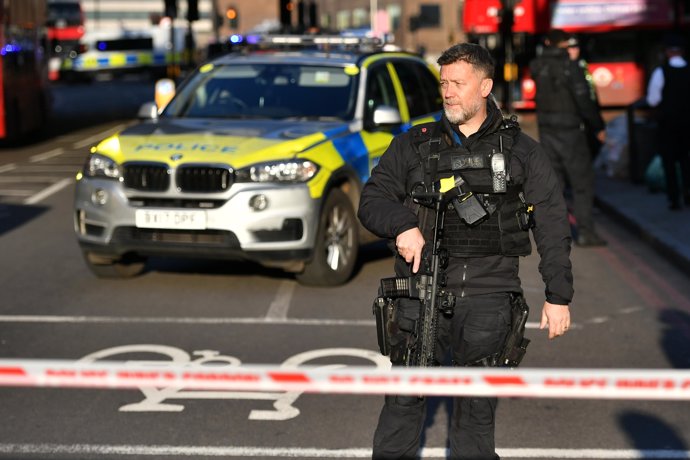 Un agente de la Policía con un arma vigila en el Puente de Londres tras un apuñalamiento con heridos
