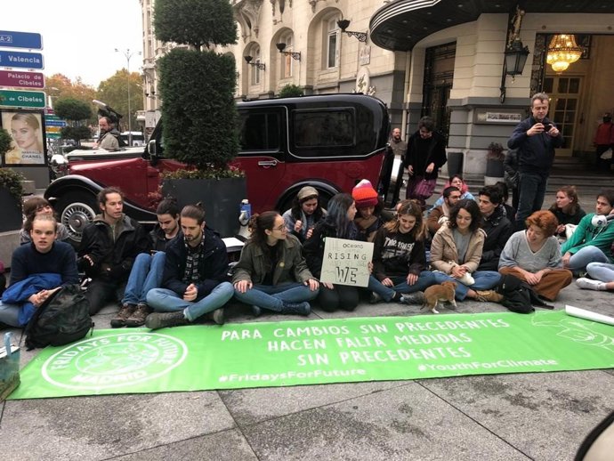 Una veintena de jóvenes 'gritan' ante el Congreso contra la "inacción" de los po