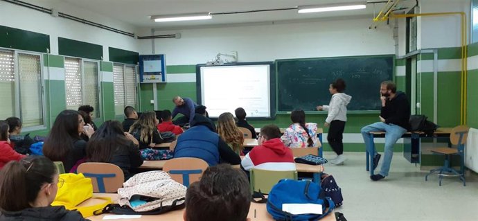 Más de 800 jóvenes participan en el taller sobre el VIH realizado por el IAJ.